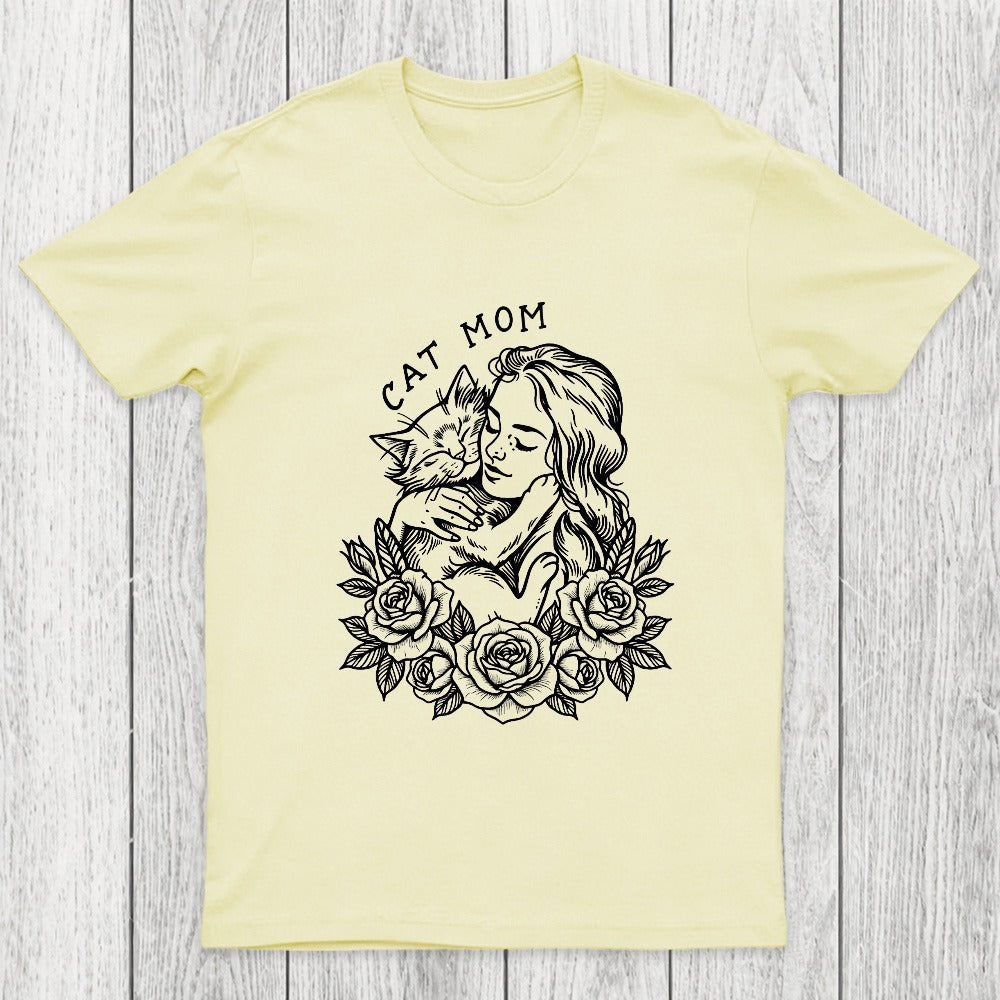 Cat Mom Cuddling Her Kitten Chicluma T-Shirt